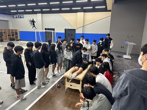 스포츠 마사지 배우고 있는 레스케 학생들 ♥